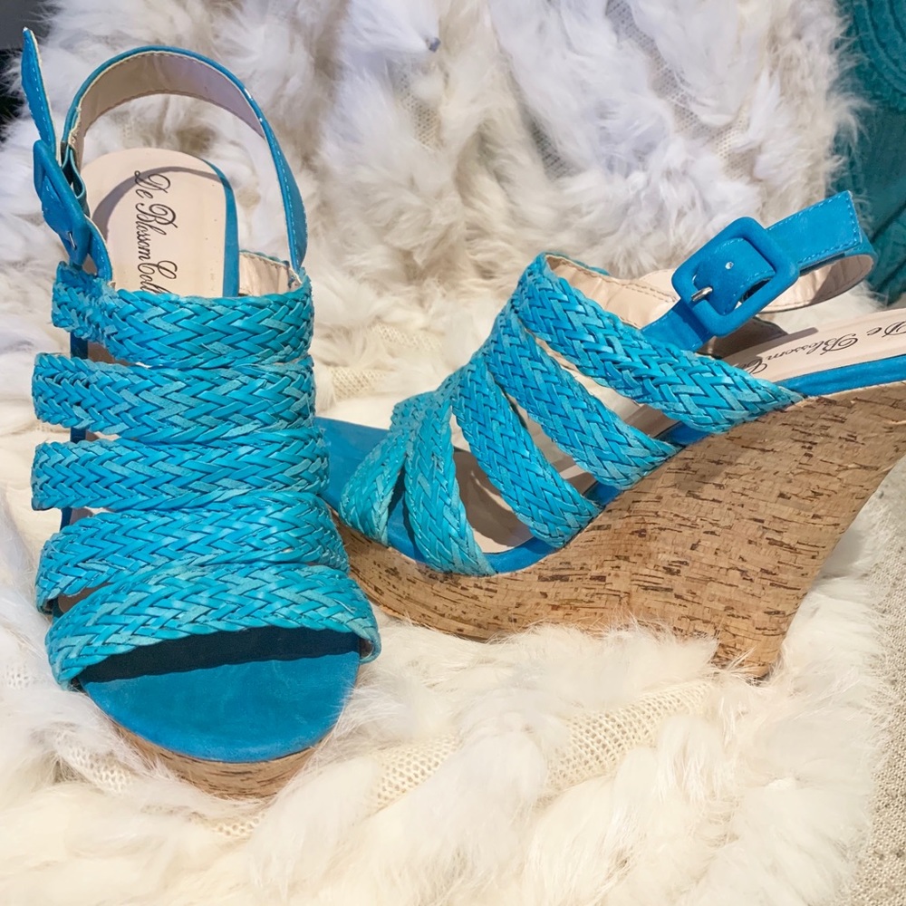 Vintage like turquoise color straw Wedges
